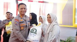 Direktur Polairud Polda Kep. Babel Kombes. Pol. Donny Adityawarman, S.I.K., M.Si., CHRMP menyerahkan beras secara simbolis kepada salah seorang penerima manfaat, di Meuligoe Polda Aceh. kamis 14/08/2025.