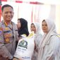 Direktur Polairud Polda Kep. Babel Kombes. Pol. Donny Adityawarman, S.I.K., M.Si., CHRMP menyerahkan beras secara simbolis kepada salah seorang penerima manfaat, di Meuligoe Polda Aceh. kamis 14/08/2025.