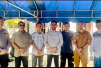Anggota Komisi III DPR RI Fraksi PKS, Dr.H.M.Nasir Djamil, M.Si., bersama Ketua IMI Kota Langsa Dalem Syukri dan lainnya saat berada di rumah duka Syahrul Ramadan 
