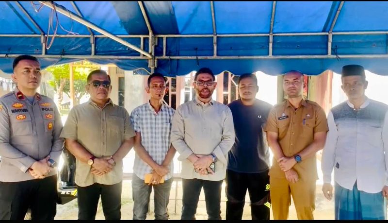 Anggota Komisi III DPR RI Fraksi PKS, Dr.H.M.Nasir Djamil, M.Si., bersama Ketua IMI Kota Langsa Dalem Syukri dan lainnya saat berada di rumah duka Syahrul Ramadan