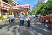 Kaban Kesbangpol Langsa Zulhadisyah S MSP saat memberikan bendera merah putih secara simbolis 