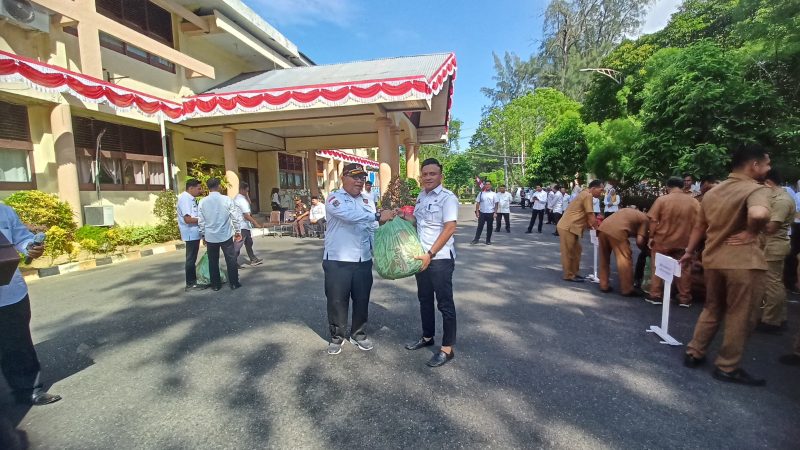 Kaban Kesbangpol Langsa Zulhadisyah S MSP saat memberikan bendera merah putih secara simbolis 