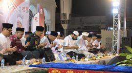 Pelataran Masjid Raya Baiturrahman, Banda Aceh, dipenuhi lantunan zikir dan doa yang dihadiri ribuan jamaah memperingati 20 tahun penandatanganan Nota Kesepahaman (MoU) Helsinki, pada Selasa (13/8/2025) malam.