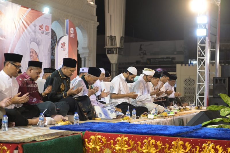 Pelataran Masjid Raya Baiturrahman, Banda Aceh, dipenuhi lantunan zikir dan doa yang dihadiri ribuan jamaah memperingati 20 tahun penandatanganan Nota Kesepahaman (MoU) Helsinki, pada Selasa (13/8/2025) malam.