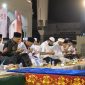 Pelataran Masjid Raya Baiturrahman, Banda Aceh, dipenuhi lantunan zikir dan doa yang dihadiri ribuan jamaah memperingati 20 tahun penandatanganan Nota Kesepahaman (MoU) Helsinki, pada Selasa (13/8/2025) malam.