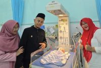 Direktur RSUD Langsa, drg. Ridha Zulkumar MARS, bersama dokter lainnya saat menjenguk dan memberikan ucapan selamat kepada bayi yang lahir tepat pada tanggal 17 Agustus 2025 momen peringatan HUT ke-80 RI.