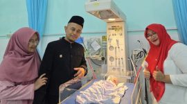 Direktur RSUD Langsa, drg. Ridha Zulkumar MARS, bersama dokter lainnya saat menjenguk dan memberikan ucapan selamat kepada bayi yang lahir tepat pada tanggal 17 Agustus 2025 momen peringatan HUT ke-80 RI.