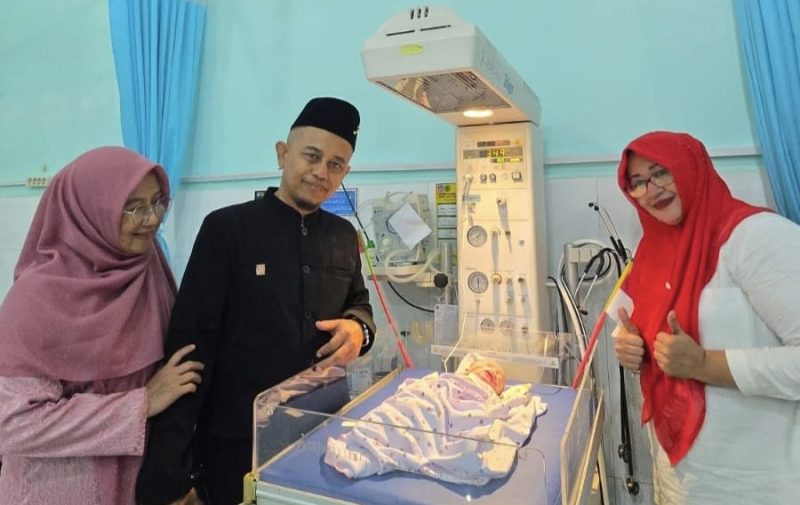 Direktur RSUD Langsa, drg. Ridha Zulkumar MARS, bersama dokter lainnya saat menjenguk dan memberikan ucapan selamat kepada bayi yang lahir tepat pada tanggal 17 Agustus 2025 momen peringatan HUT ke-80 RI.