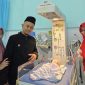 Direktur RSUD Langsa, drg. Ridha Zulkumar MARS, bersama dokter lainnya saat menjenguk dan memberikan ucapan selamat kepada bayi yang lahir tepat pada tanggal 17 Agustus 2025 momen peringatan HUT ke-80 RI.
