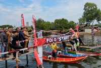 Walikota Langsa, Jeffry Sentana S Putra didampingi Anggota DPRK Langsa, Samsul Bahri alias Robert saat pelepasan balap boat, di Sungai Lorong TPI Gampong Sungai Lueng, Kecamatan Langsa Timur.
