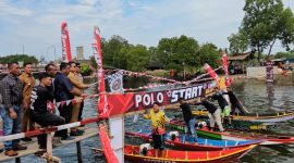 Walikota Langsa, Jeffry Sentana S Putra didampingi Anggota DPRK Langsa, Samsul Bahri alias Robert saat pelepasan balap boat, di Sungai Lorong TPI Gampong Sungai Lueng, Kecamatan Langsa Timur.