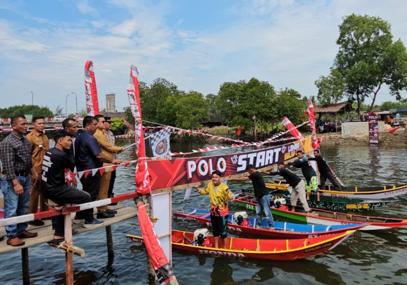 Walikota Langsa, Jeffry Sentana S Putra didampingi Anggota DPRK Langsa, Samsul Bahri alias Robert saat pelepasan balap boat, di Sungai Lorong TPI Gampong Sungai Lueng, Kecamatan Langsa Timur.