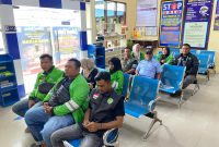 Ketua IMI Langsa Dalem Syukri ST dan Sekretaris IMI Langsa Raja Sahputra SE MM saat mendampingi para pembuat SIM C kolektif di Mapolres Langsa 