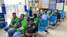 Ketua IMI Langsa Dalem Syukri ST dan Sekretaris IMI Langsa Raja Sahputra SE MM saat mendampingi para pembuat SIM C kolektif di Mapolres Langsa 