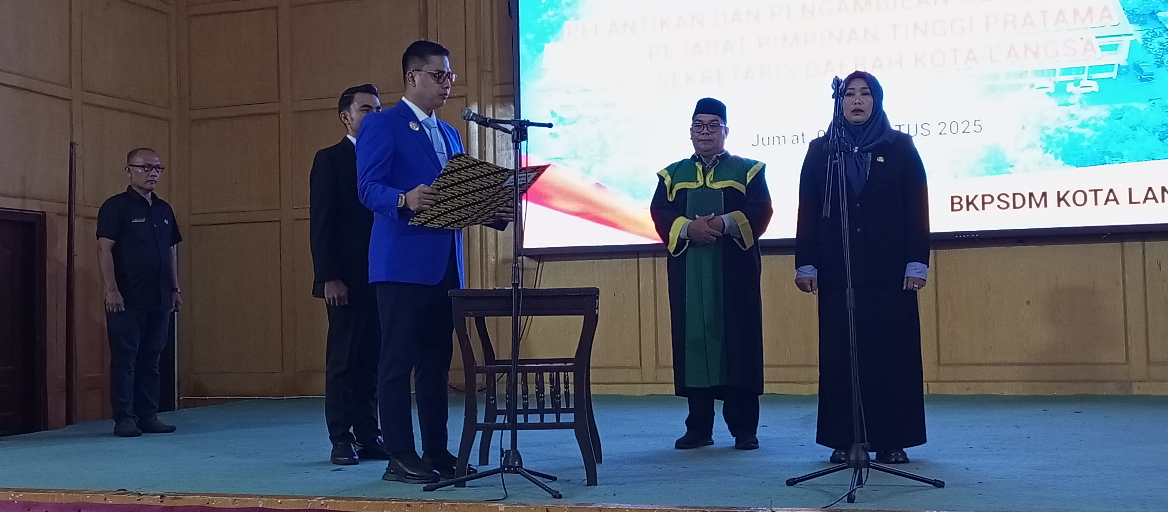 Walikota Langsa, Jeffry Sentana S Putra saat melantik Dra.Suhartini.SPd, M.Pd sebagai Sekda Kota Langsa 