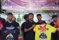 Dr.H.M.Nasir Djamil M.Si didampingi Presiden SSB Elang Biru H.Hasan Basri  SH MH., saat memberikan Jersey secara simbolis 
