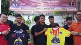 Dr.H.M.Nasir Djamil M.Si didampingi Presiden SSB Elang Biru H.Hasan Basri  SH MH., saat memberikan Jersey secara simbolis 