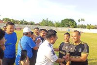 Walikota Langsa Jeffry Sentana S Putra menyalami para pemain yang akan bertanding Tournament PEMUDA CUP U35 di stadion Langsa 