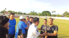 Walikota Langsa Jeffry Sentana S Putra menyalami para pemain yang akan bertanding Tournament PEMUDA CUP U35 di stadion Langsa 