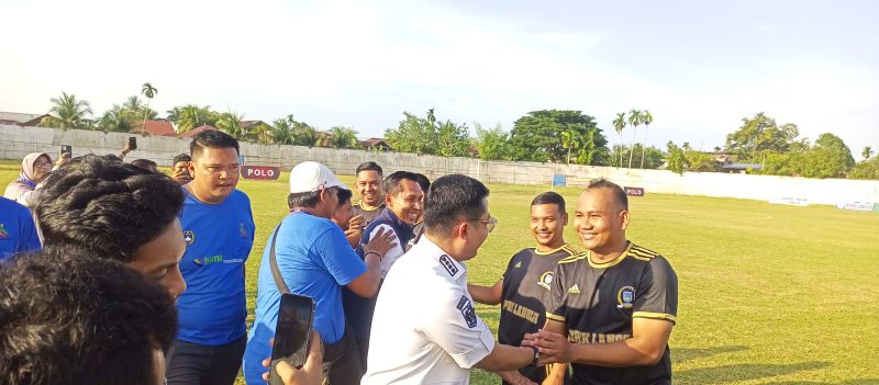 Walikota Langsa Jeffry Sentana S Putra menyalami para pemain yang akan bertanding Tournament PEMUDA CUP U35 di stadion Langsa 