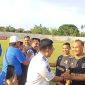 Walikota Langsa Jeffry Sentana S Putra menyalami para pemain yang akan bertanding Tournament PEMUDA CUP U35 di stadion Langsa 