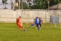 Tek foto : Irfansyah (Dek Fan FC) saat mengeksekusi bola finalti ke gawang Borgol FC.foto Syafrul/ Atjeh Terkini.id.