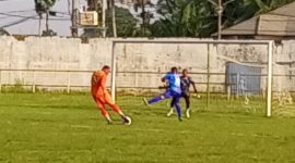 Tek foto : Irfansyah (Dek Fan FC) saat mengeksekusi bola finalti ke gawang Borgol FC.foto Syafrul/ Atjeh Terkini.id.