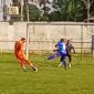 Tek foto : Irfansyah (Dek Fan FC) saat mengeksekusi bola finalti ke gawang Borgol FC.foto Syafrul/ Atjeh Terkini.id.