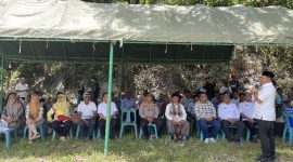 Bupati Syech Muharram, menyampaikan sambutan saat menghadiri Kenduri Gle Raya yang digelar masyarakat Kecamatan Lhoknga di halaman parkir PT SBA, Gampong Mon Ikeun, Kecamatan Lhoknga, Kabupaten Aceh Besar, Rabu (20/8/2025). FOTO/ WAHYU DESMI