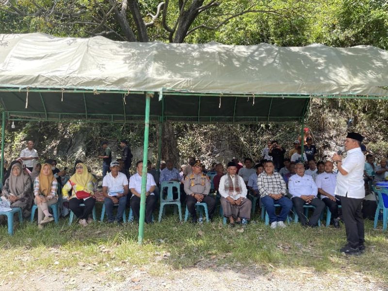 Bupati Syech Muharram, menyampaikan sambutan saat menghadiri Kenduri Gle Raya yang digelar masyarakat Kecamatan Lhoknga di halaman parkir PT SBA, Gampong Mon Ikeun, Kecamatan Lhoknga, Kabupaten Aceh Besar, Rabu (20/8/2025). FOTO/ WAHYU DESMI