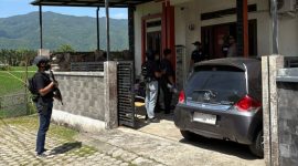 Detasemen Khusus (Densus) 88 Antiteror Polri menangkap dua aparatur sipil negara (ASN) di Aceh karena diduga terlibat jaringan terorisme, Selasa, 5 Agustus 2025.