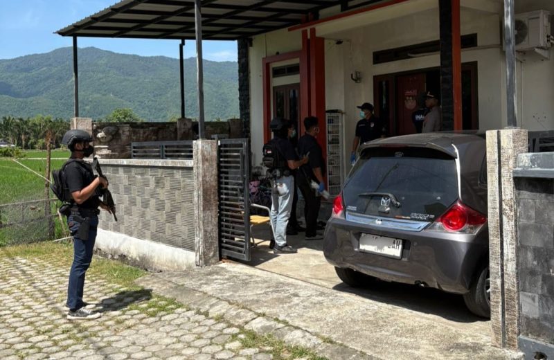 Detasemen Khusus (Densus) 88 Antiteror Polri menangkap dua aparatur sipil negara (ASN) di Aceh karena diduga terlibat jaringan terorisme, Selasa, 5 Agustus 2025.
