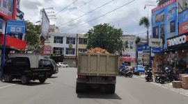 
Terekam sebuah Mobil Dump Truck jenis Cold Diesel bak terbuka angkutan Galian C melintasi Jalan pusat keramaian Kota Banda Aceh. Rabu 27 Agustus 2025, 12.05 siang
