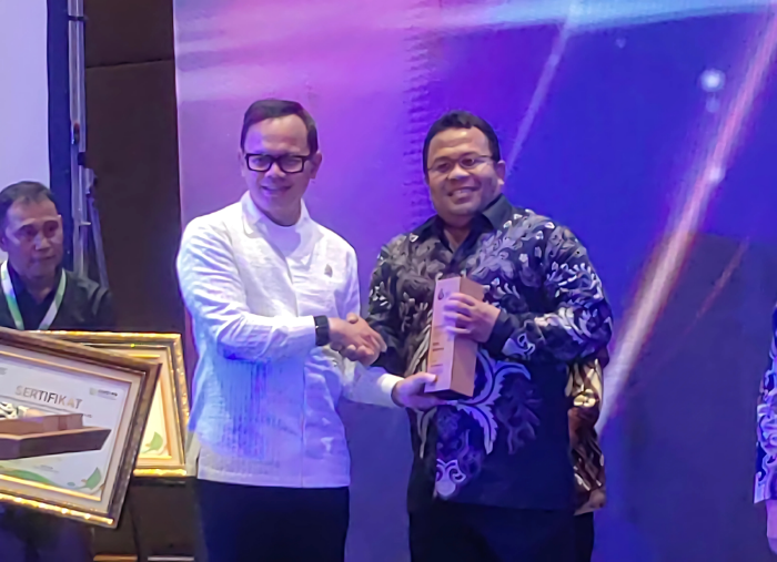 Walikota Sabang menerima penghargaan yang diinisiasi oleh Koalisi Masyarakat Sipil untuk Pendanaan Ekologis (KMP-SE) dan diserahkan langsung oleh Wamendagri dalam Konferensi Nasional Pendanaan Ekologis VI Tahun 2025 di Jakarta, Selasa (5/8).