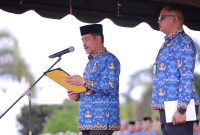 Wakil Bupati Aceh Besar, Drs. H. Syukri, M.M., bertindak sebagai Inspektur Upacara (Irup) pada peringatan Hari Pendidikan Daerah (Hardikda) ke-66 tahun 2025 di halaman Kantor Bupati Aceh Besar, Kota Jantho, Selasa (2/9/2025).
