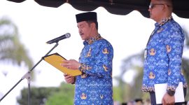 Wakil Bupati Aceh Besar, Drs. H. Syukri, M.M., bertindak sebagai Inspektur Upacara (Irup) pada peringatan Hari Pendidikan Daerah (Hardikda) ke-66 tahun 2025 di halaman Kantor Bupati Aceh Besar, Kota Jantho, Selasa (2/9/2025).