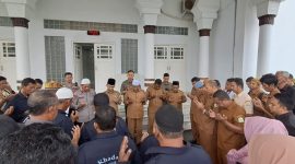 Kapolda Aceh Brigjen Pol Marzuki Ali Basyah bersama jajaran pengurus Masjid Raya Baiturrahman melaksanakan doa bersama untuk keselamatan, kelancaran, dan kedamaian aksi unjuk rasa hari ini, Senin, 1 September 2025.