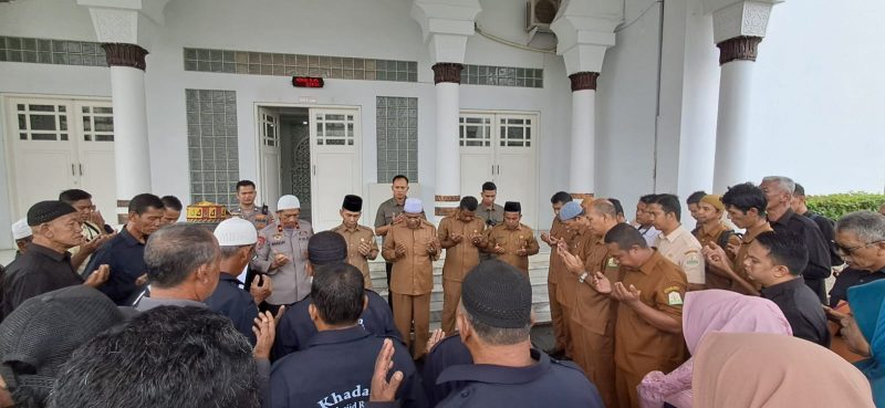 Kapolda Aceh Brigjen Pol Marzuki Ali Basyah bersama jajaran pengurus Masjid Raya Baiturrahman melaksanakan doa bersama untuk keselamatan, kelancaran, dan kedamaian aksi unjuk rasa hari ini, Senin, 1 September 2025.