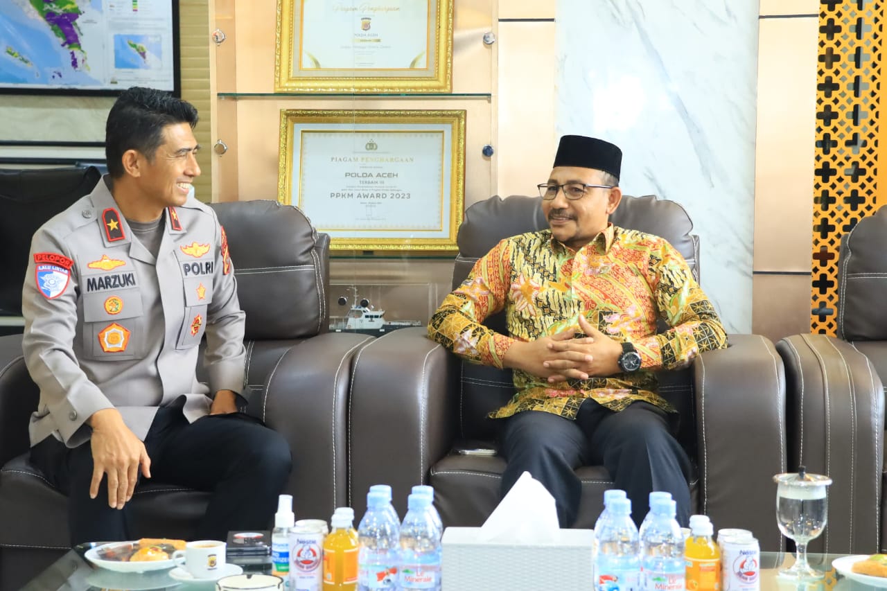 nggota DPD RI asal Aceh, H. Sudirman atau yang akrab disapa Haji Uma, memberikan apresiasi kepada Kapolda Aceh Brigjen Pol Marzuki Ali Basyah dan jajarannya atas keberhasilannya dalam mengendalikan situasi saat aksi unjuk rasa. Rabu 03/09/2025.
