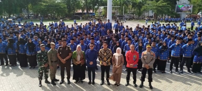 Tenaga honorer Kota Langsa saat menerima SK penetapan sebagai PPPK Tahun 2025 oleh Walikota, Jeffry Sentana S Putra SE di Lapangan Merdeka Langsa 