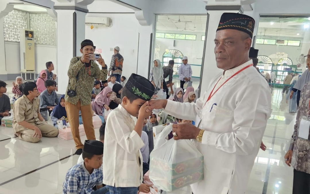 Geuchik Gampong Matang Selimeng Jufriadi R SE MSi saat memberikan santunan kepada anak yatim