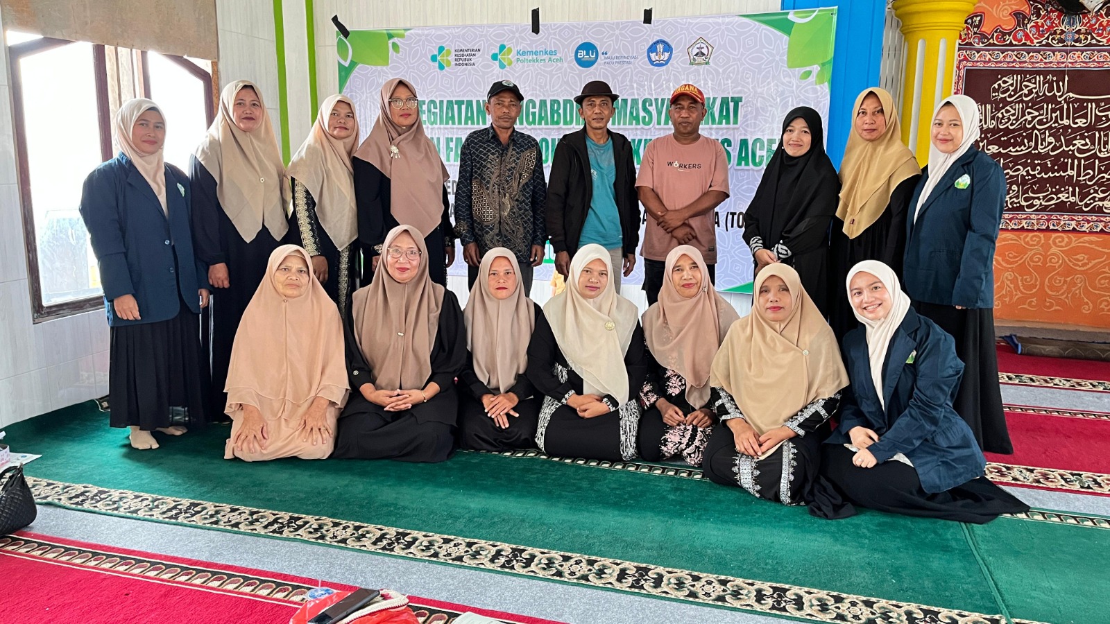 Ketua Tim pengabmas Ernita Silviana, S.Si, M.Si, saat menyerahkan TOGA, didampingi anggota Tim Apt Amelia sari, S.Farm, M.Si, Burdah,SKM, M.Si dan Nonong Hanis, SST, MKM serta beberapa mahasiswa poltekkes Aceh kepada Reje Desa Timang Gajah 2. Bener Meriah. Foto/ist.