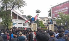 Ribuan Mahasiswa Kibarkan Bendera Bintang Bulan dalam Orasi Damai di DPRA