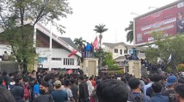 Ribuan mahasiswa dari berbagai universitas mengibarkan bendera Bintang Bulan di depan gerbang Gedung Dewan Perwakilan Rakyat Aceh (DPRA) pada Senin, 1 September 2025.