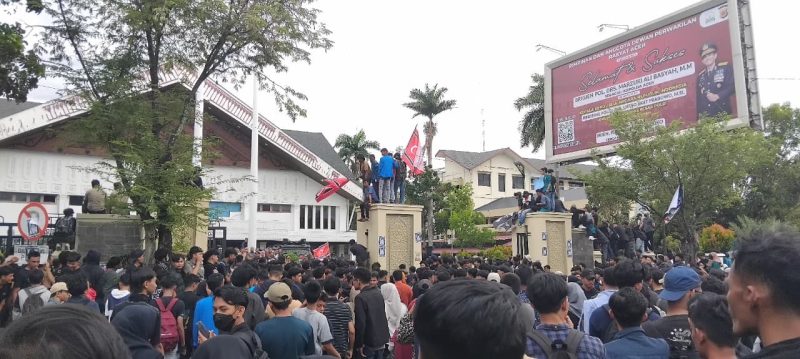Ribuan mahasiswa dari berbagai universitas mengibarkan bendera Bintang Bulan di depan gerbang Gedung Dewan Perwakilan Rakyat Aceh (DPRA) pada Senin, 1 September 2025.
