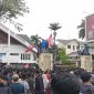Ribuan mahasiswa dari berbagai universitas mengibarkan bendera Bintang Bulan di depan gerbang Gedung Dewan Perwakilan Rakyat Aceh (DPRA) pada Senin, 1 September 2025.