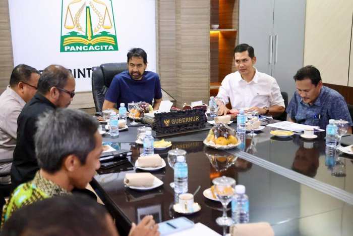 Gubernur Aceh, H. Muzakir Manaf memimpin High Level Meeting Pengendalian Inflasi Aceh, di ruang rapat Meuligoe Gubernur Aceh, Selasa (2/9/2025) malam.