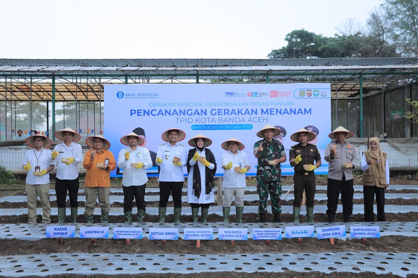 Wali Kota Banda Aceh Illiza Sa’aduddin Djamal mencanangkan Gerakan Menanam Tim Pengendali Inflasi Daerah (TPID) digelar di halaman kantor Dinas Pertanian Pangan Kelautan dan Perikanan (DP2KP) Banda Aceh, Rabu, 15 Oktober 2025.