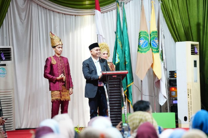 Plt. Kepala Dinas Pendidikan Aceh, Murthalamuddin, mewakili Gubernur Aceh Muzakir Manaf menyampaikan kuliah umum dihadapan 401 wisudawan Universitas Almuslim Kabupaten Bireuen