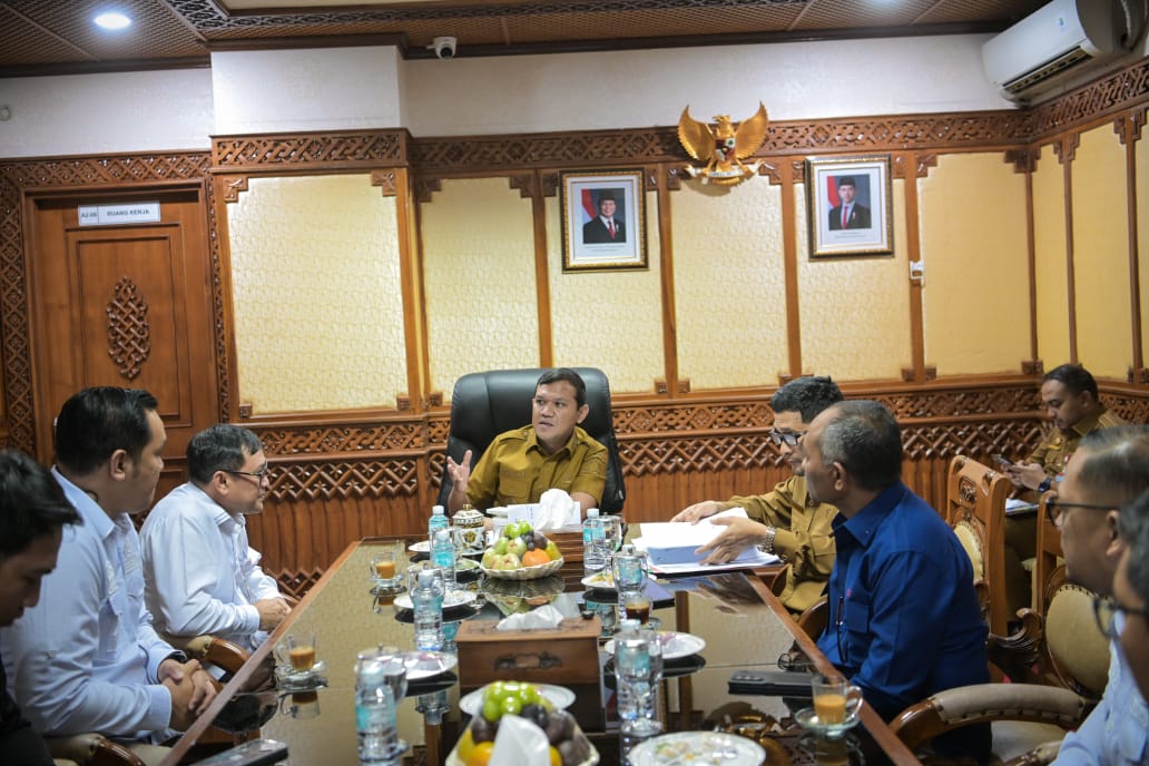 Bersama Tim Direktorat IV Jaksa Agung Muda Bidang Intelijen (JAM Intelijen), Wakil Gubernur Aceh, Fadhlullah, membahas upaya percepatan penyelesaian Jalan Tol Sigli–Banda Aceh (Sibanceh), seksi Padang Tiji–Seulimuem  di Kantor Gubernur Aceh, Senin (27/10/2025).